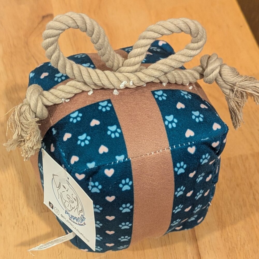 NWT- Pup Roar   Present Wrapped with a Bow Dog Toy with Squeaker